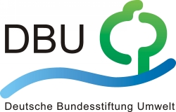 Das Logo der Deutschen Bundesstiftung Umwelt zeigt die Buchstaben "DBU" einen angedeuteten Fluss und einen Baum